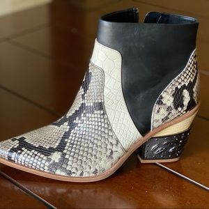 Gianni Bini 9.5 snake skin, heel booties